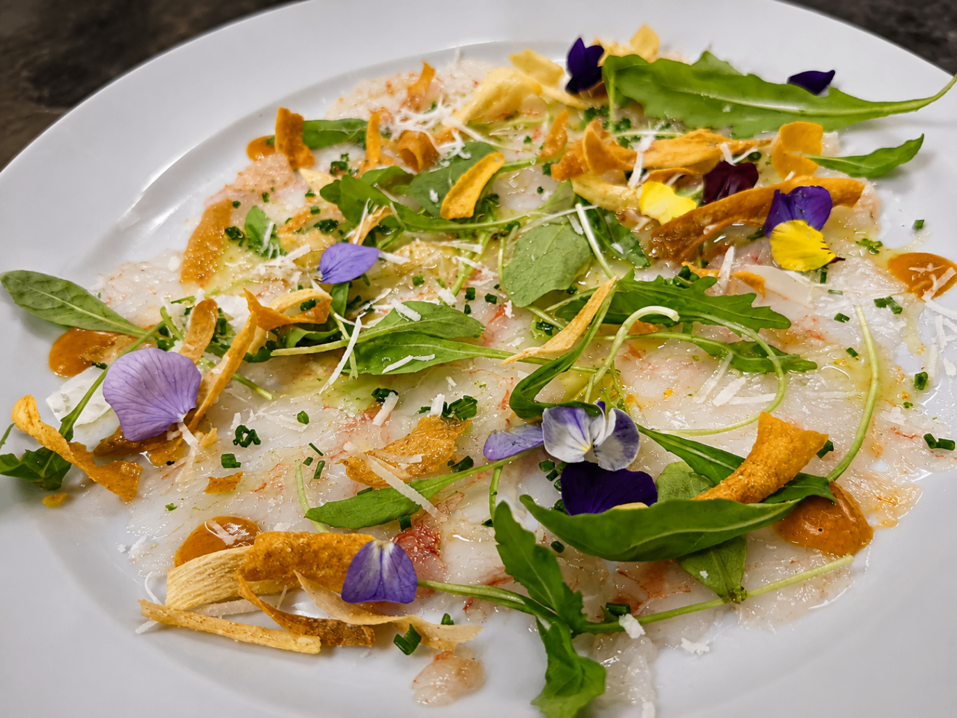 Carpaccio floral y emplatado delicado de Mani Food Lab