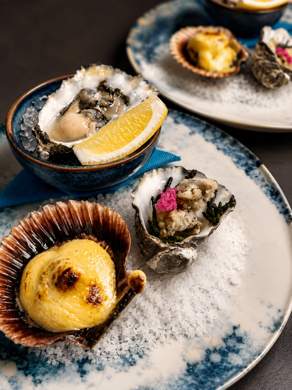 Selección de mariscos presentada en vajilla premium por Mani Food Lab
