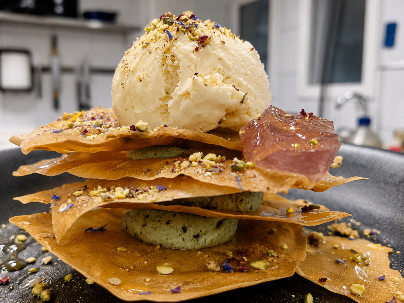 Postre laminado y helado servido por Mani Food Lab
